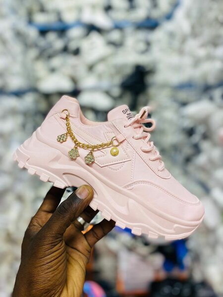 Baskets roses avec breloques