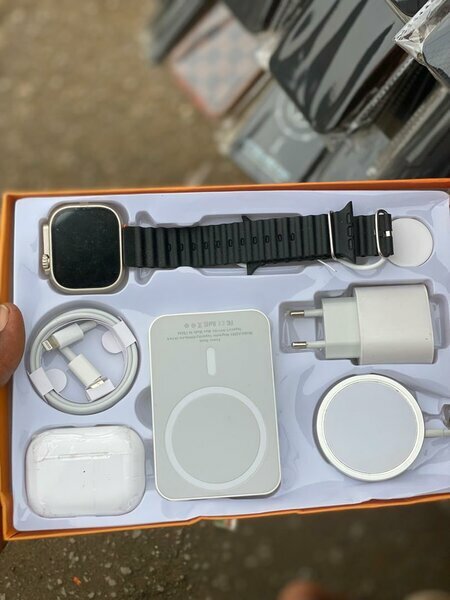 Smartwatch + écouteurs accessoires blancs