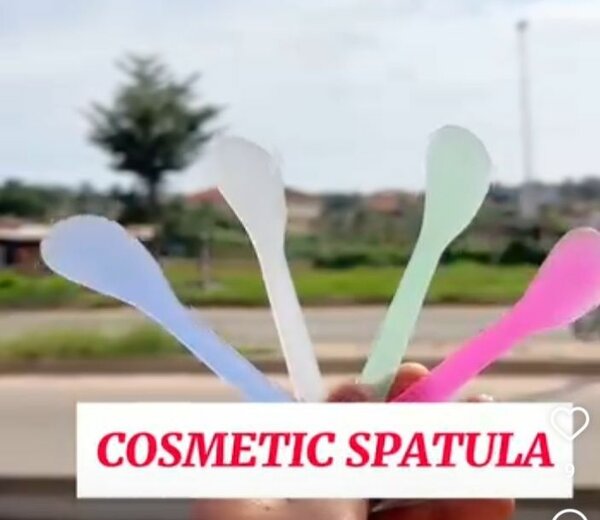 Cosmetic spatula