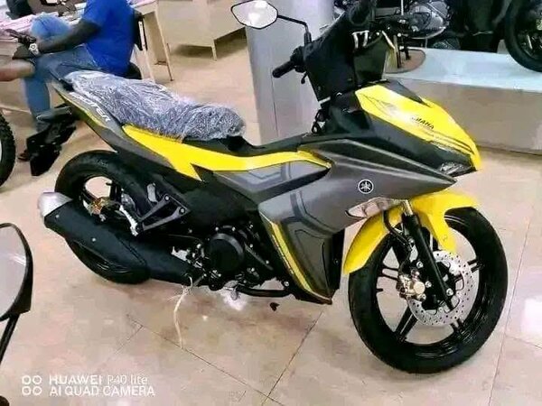 Moto sportive jaune et noire Yamaha