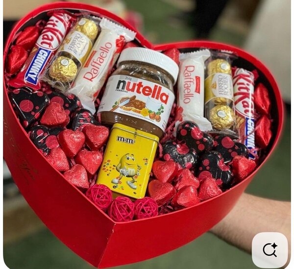 Cadeau de Saint Valentin en forme de coeur avec chocolat