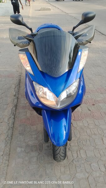 Scooter Yamaha bleu élégant
