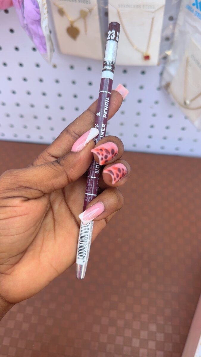 Crayon à sourcils longue tenue