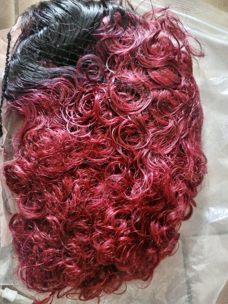 Perruque pixie rouge noir