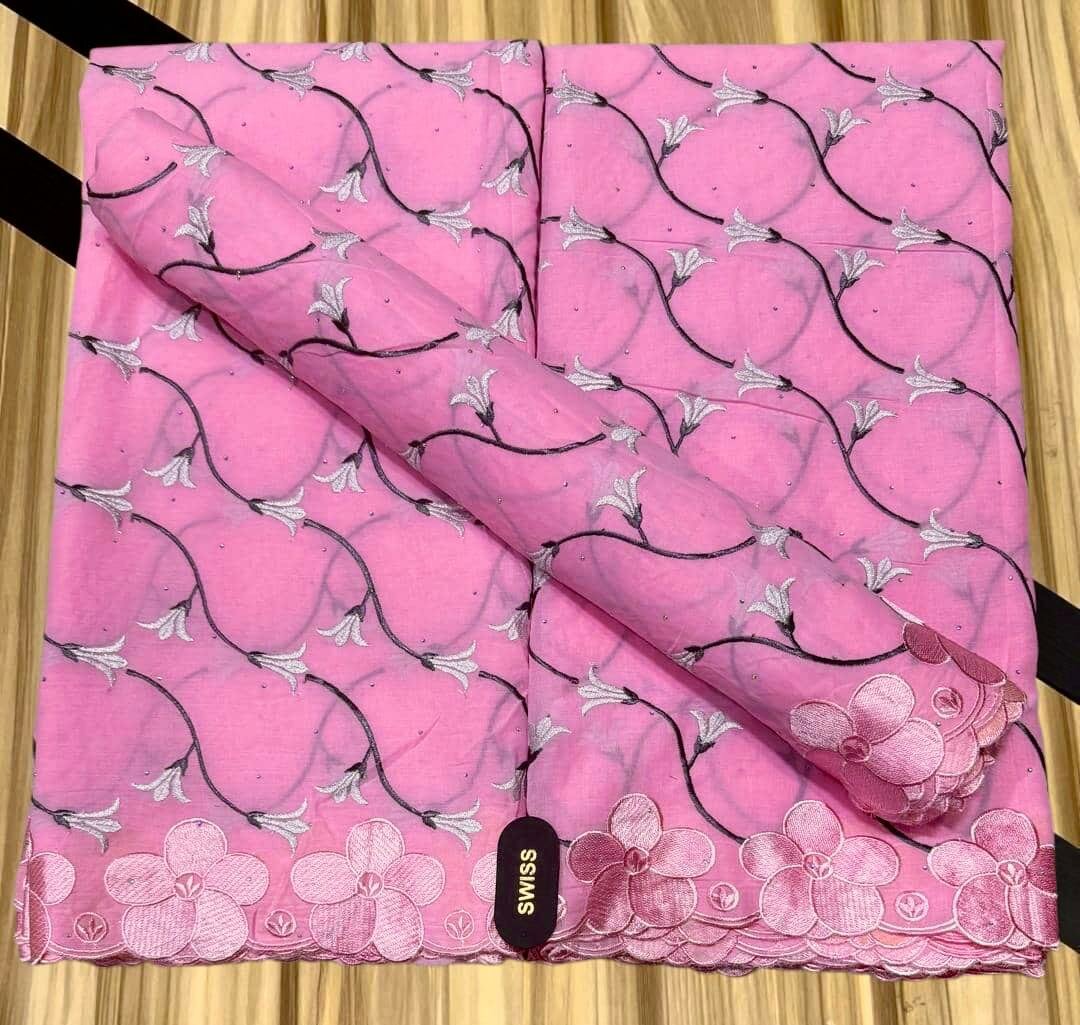 Tissu en dentelle suisse coloré