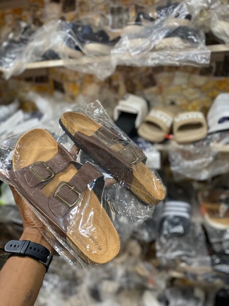 Sandales plates marron pour homme