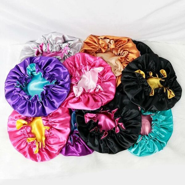 Bonnets en satin colorés