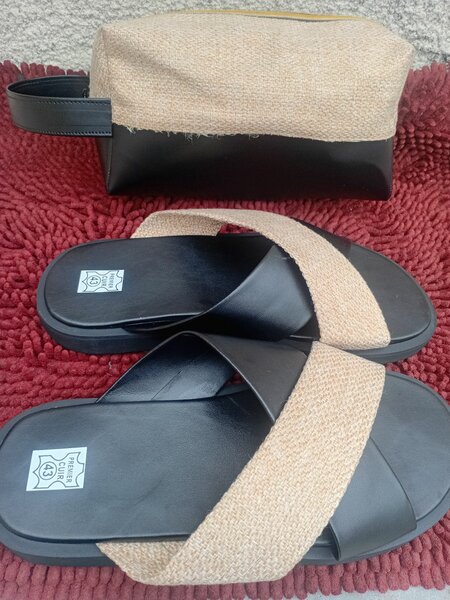 Sandales et Trousse en cuir