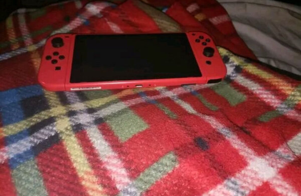 Nintendo Switch rouge compacte