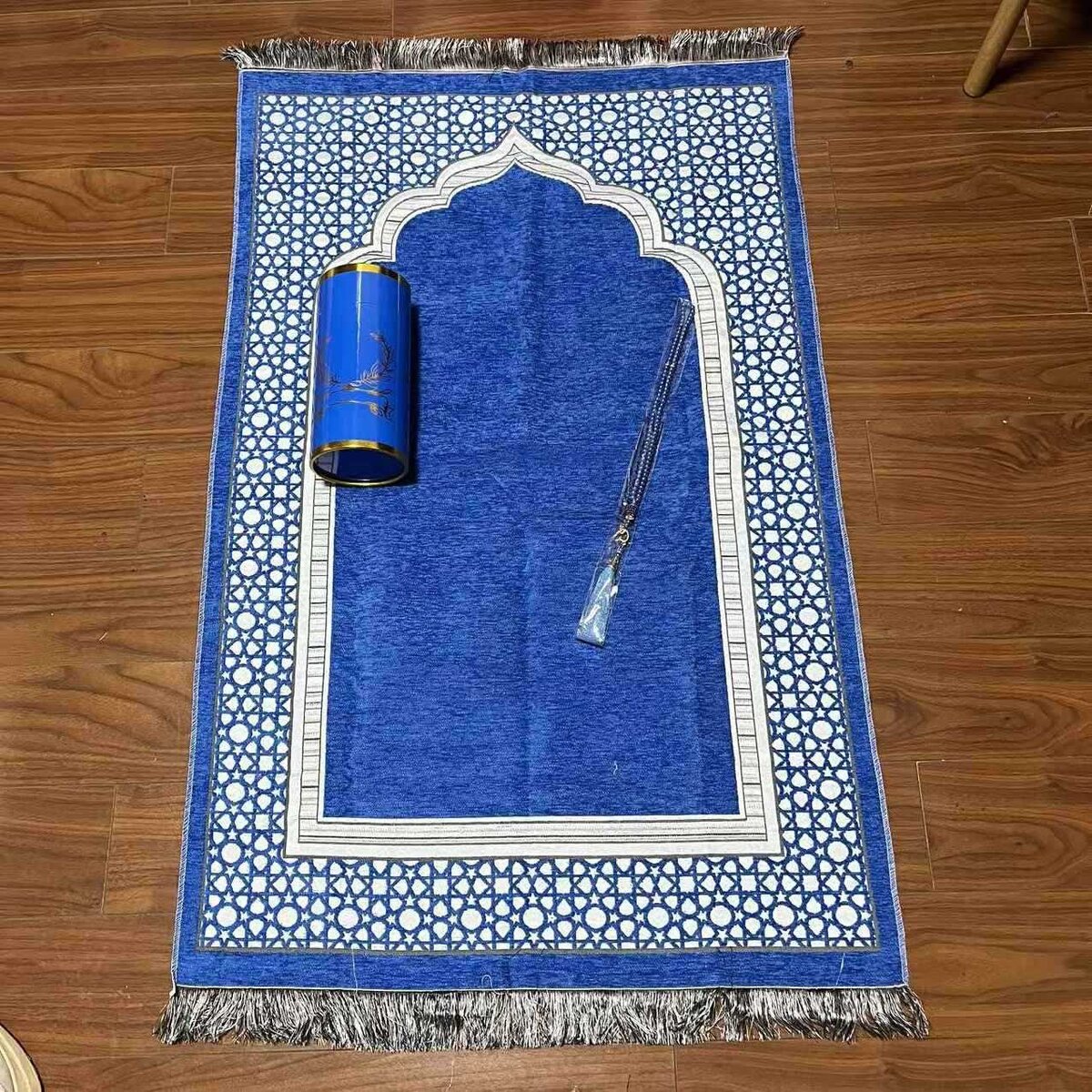 Tapis de prière bleu avec perles
