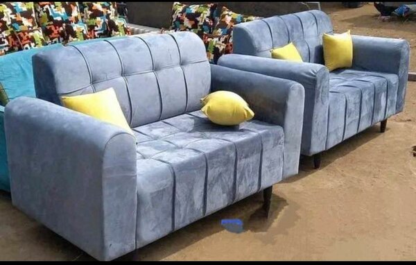 Canapé 3 places gris avec coussins jaunes