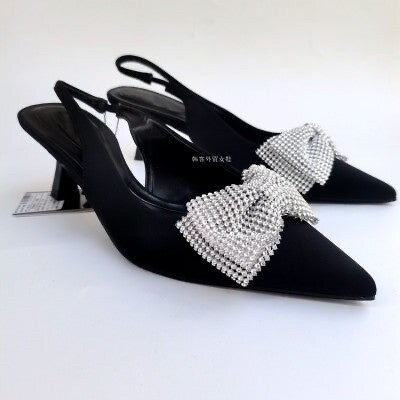 Chaussures à talons avec nœud strass