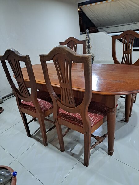 Table a manger et chaises en bois