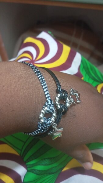 Bracelet en corde avec breloques