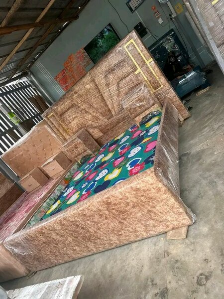 Lit double rembourré élégant