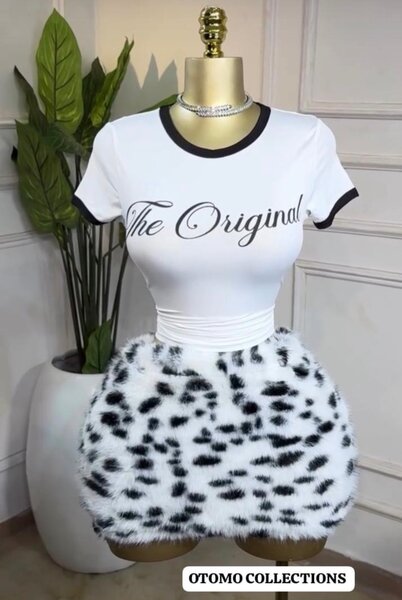T-shirt et jupe en fausse fourrure
