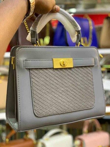 Sac à main élégant tissé