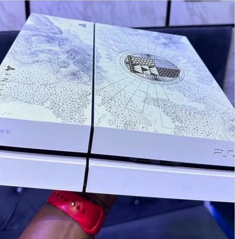 Playstation 4 pro, itb with two controllers 10 license games