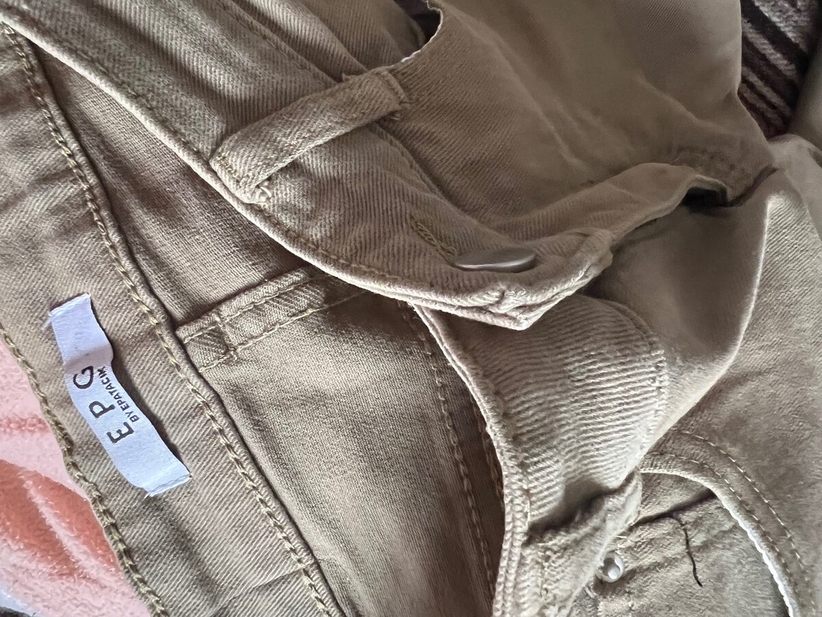 джинсы хаки цвета