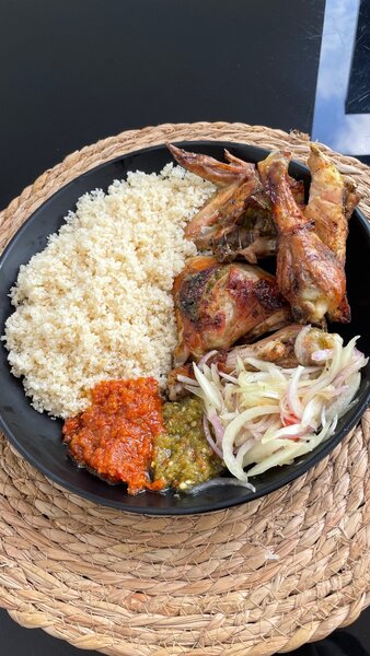 Poulet Grillé épicé avec Accompagnements Variés