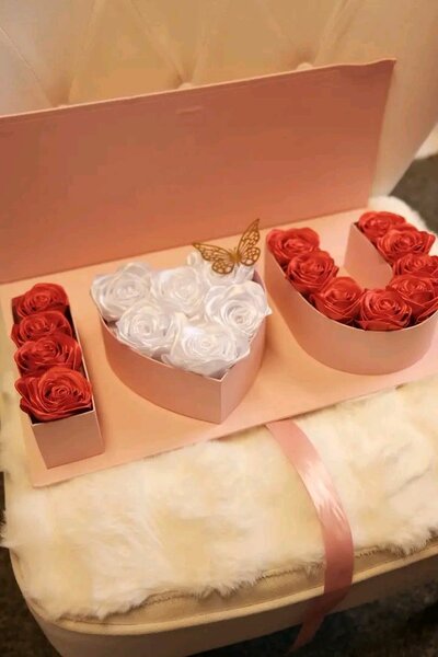 Fleurs artificielles en boîte