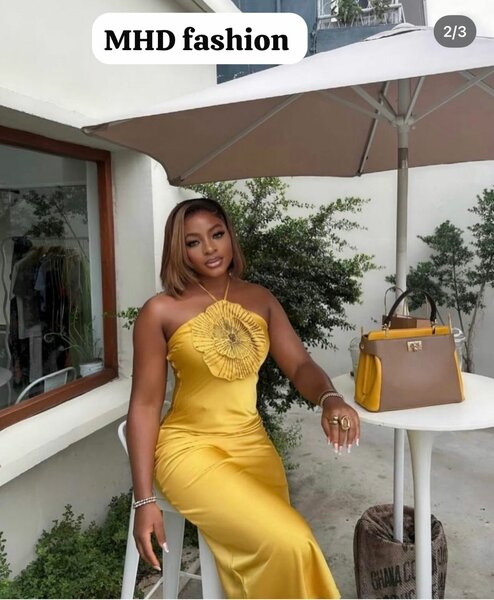 Robe satin jaune élégante