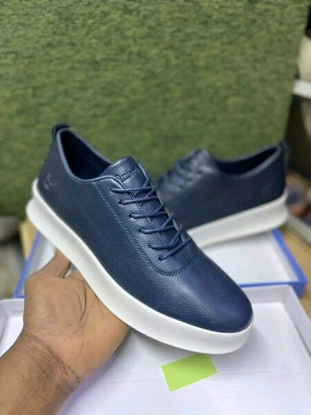 Baskets en cuir bleu