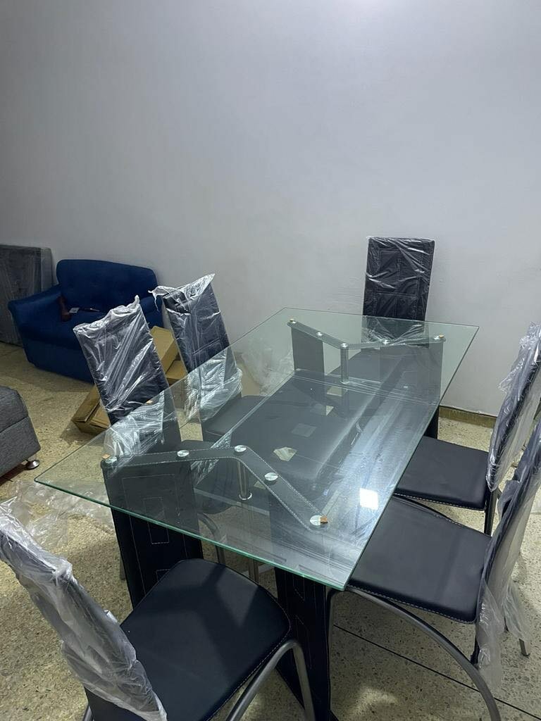 Table à manger vitrée importée