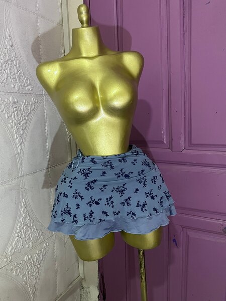 Mini-jupe fleurs bleues élégante