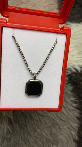 Collier pendentif octogonal noir