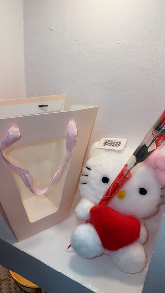 Peluche Hello Kitty avec rose rouge