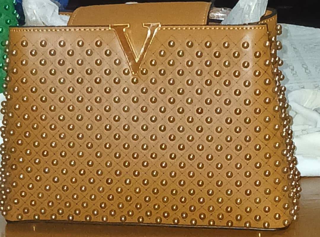 Sac à main clouté chic