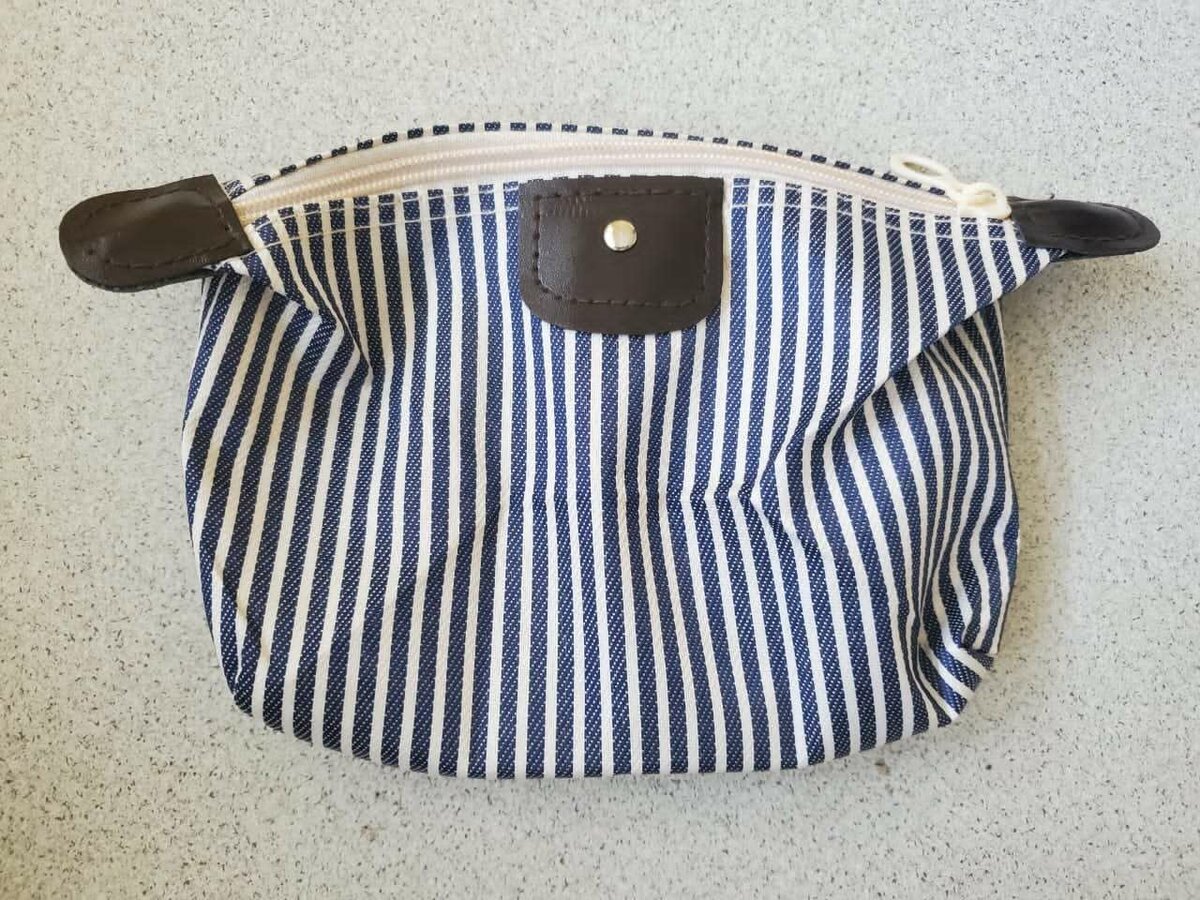 Pochette rayée pratique