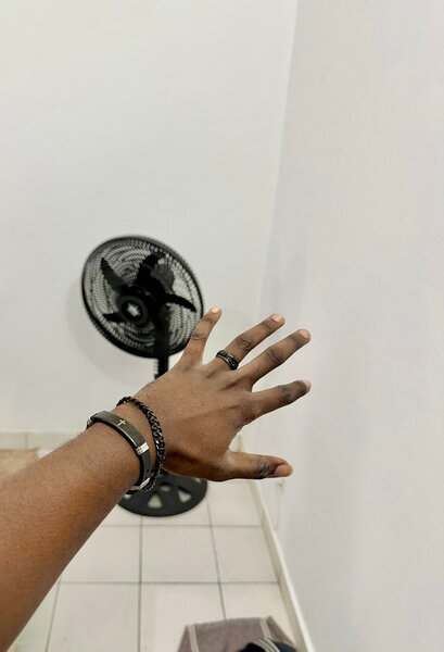 Bracelet et bagues noirs élégants