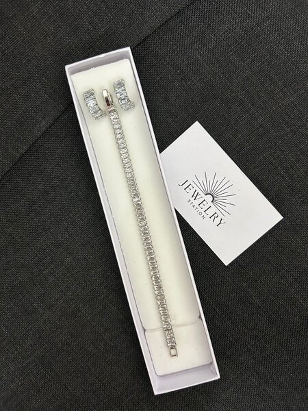 Earrings and bracelet set