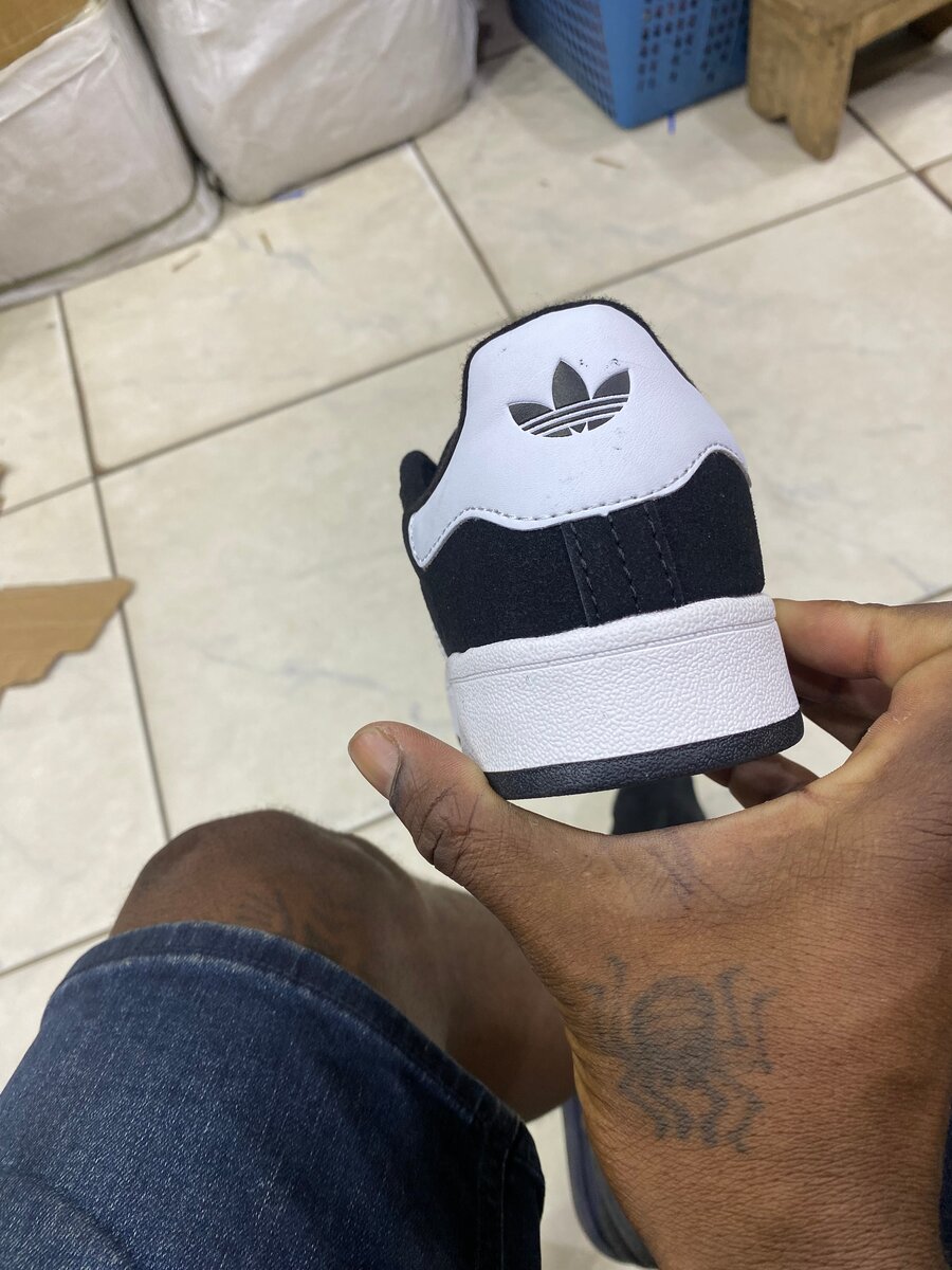 Baskets noires et blanches