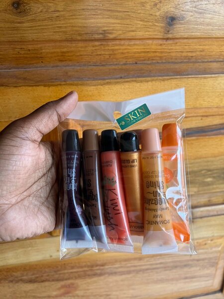 Lipgloss pack of 6 at K100
