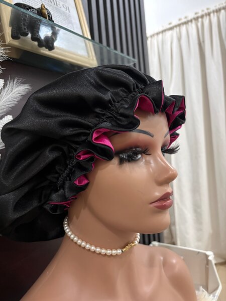 Bonnet en satin réversibles