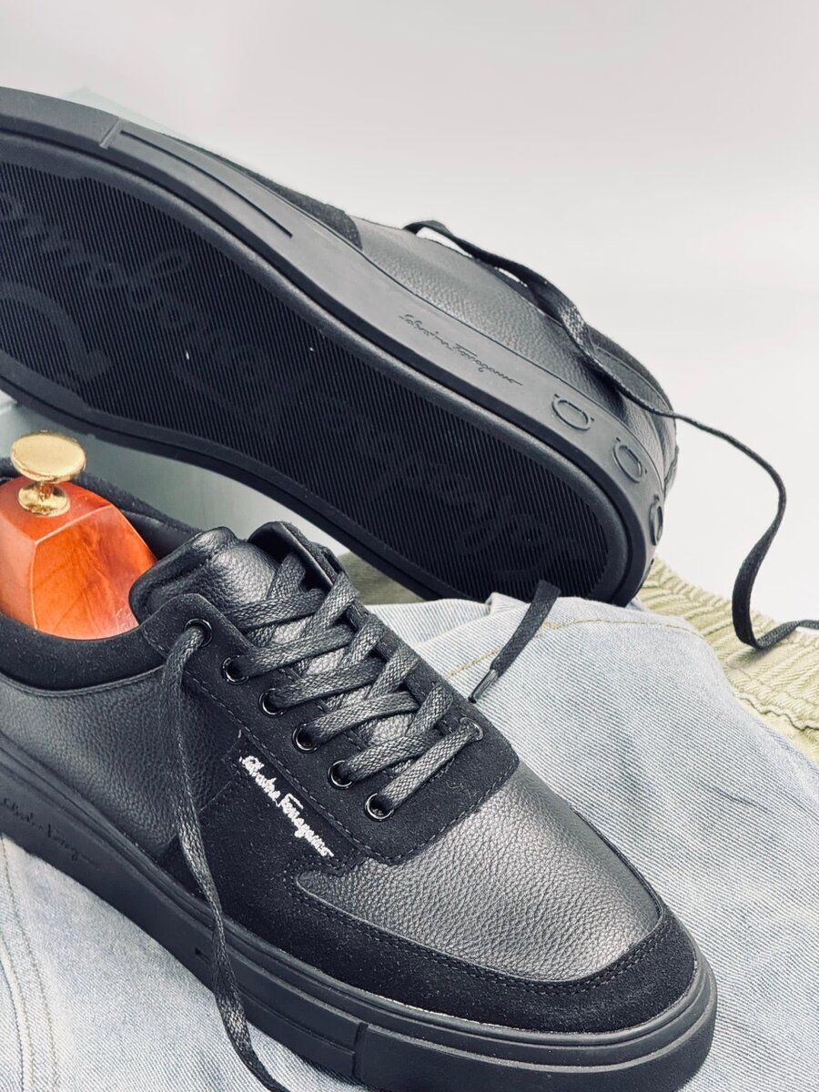 FERRAGAMMO ALL BLACK