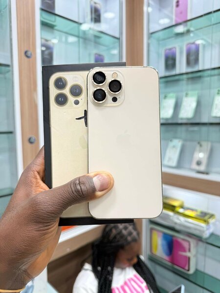 Smartphone Pro Max doré