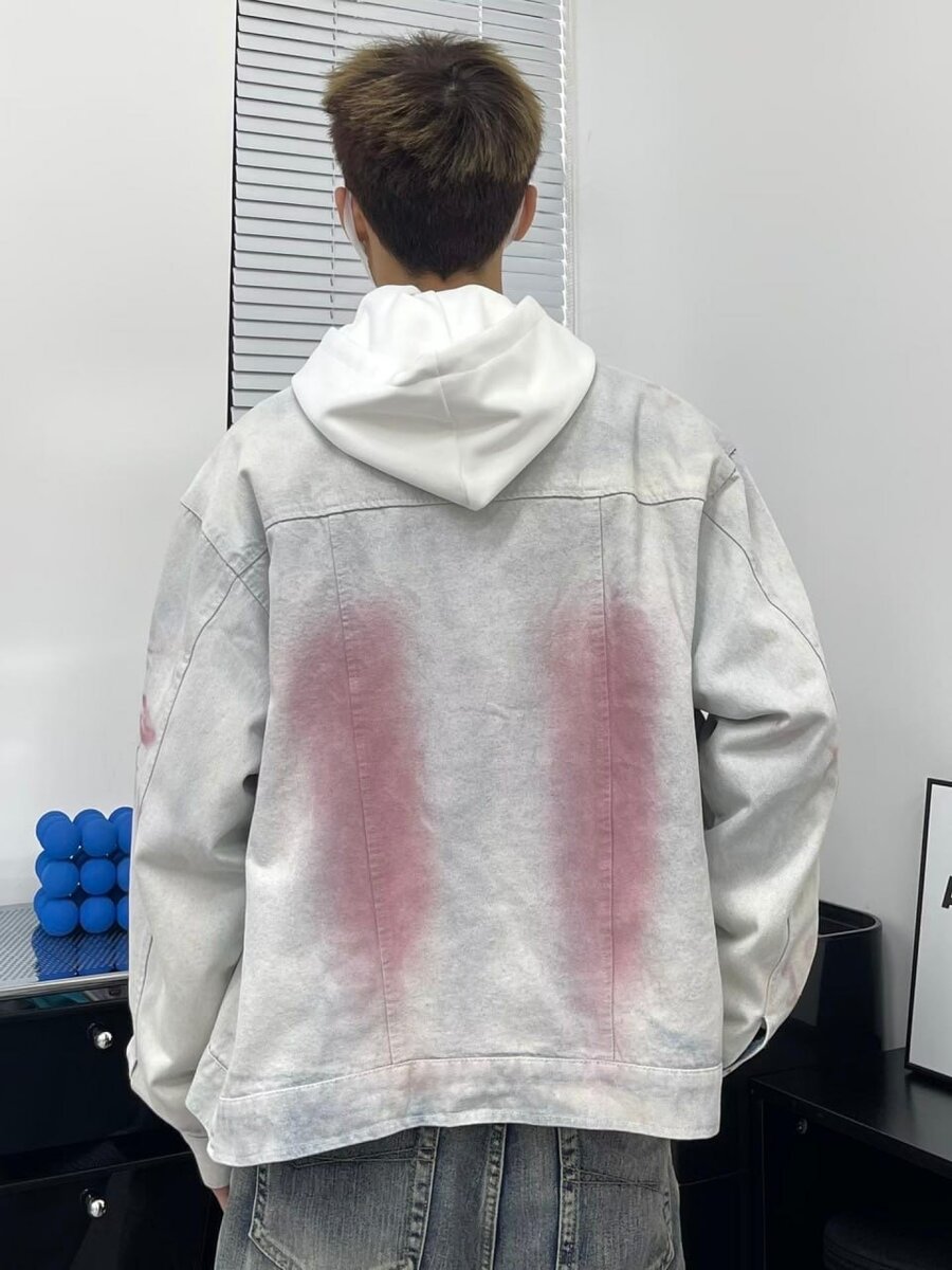 Джинсовая куртка с эффектом потертостей и абстрактными узора