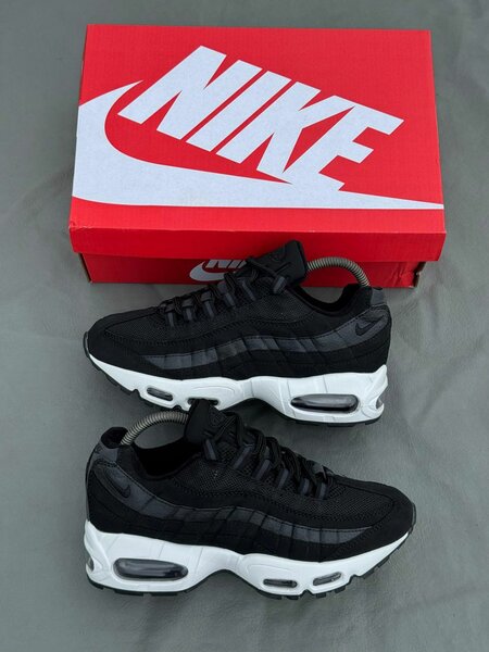 Nike Air Max 95 Noires et Blanches