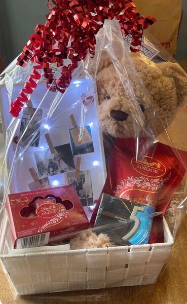 Panier Cadeau Peluche et Douceurs