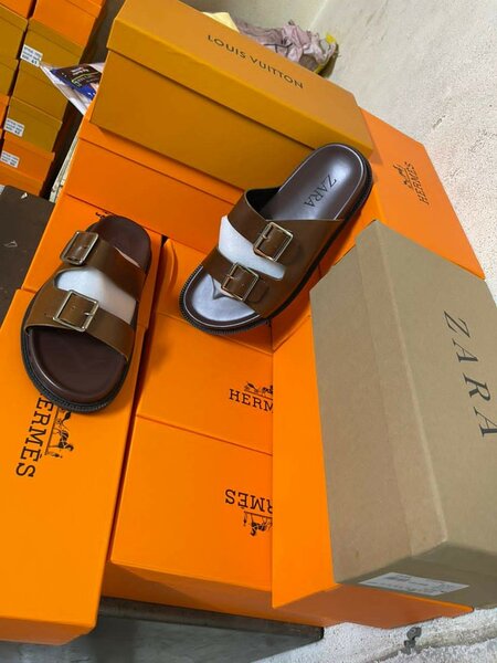 Mules en cuir avec boucles