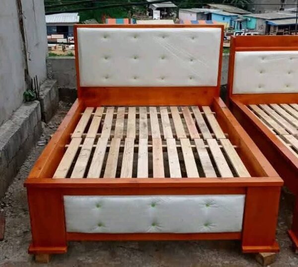 Lit en bois avec tête de lit