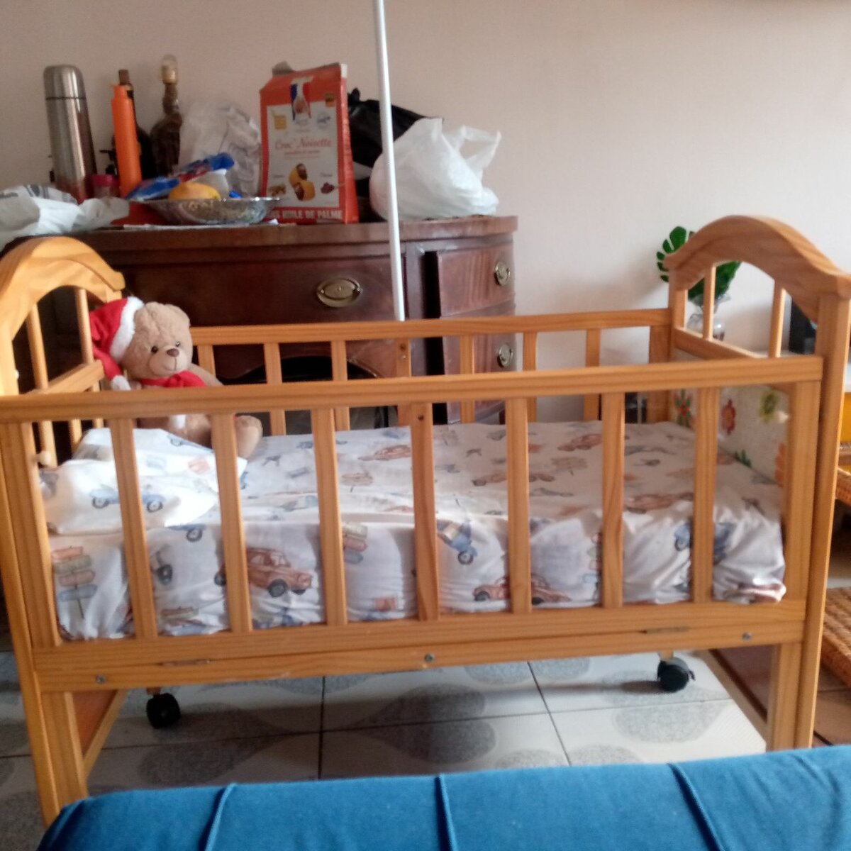 Lit bébé en bois classique