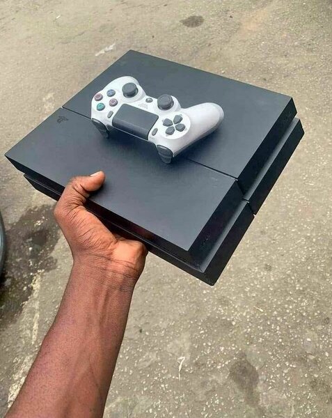 Console de jeu PS4 avec manette