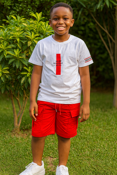 Ensemble t-shirt blanc et short rouge
