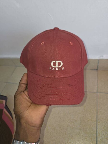 Casquette rouge élégante