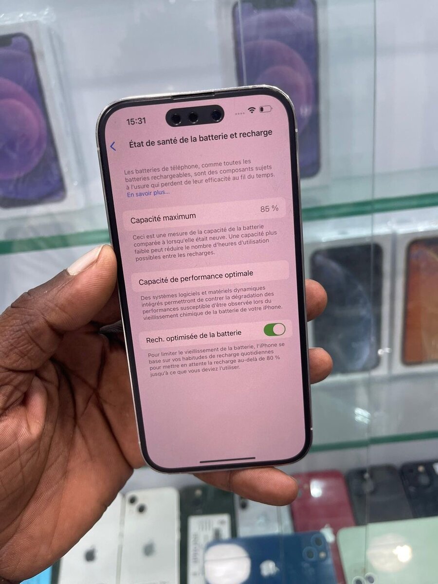 iPhone blanc avec triple caméra